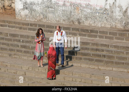 Mumbai, Inde. 10 avril, 2016. Le prince William, duc de Cambridge et Kate Middleton la duchesse de Cambridge visiter Banganga tank d'eau le 10 avril 2016 à Mumbai, Inde. Credit : Chirag Wakaskar/Alamy Live News Banque D'Images