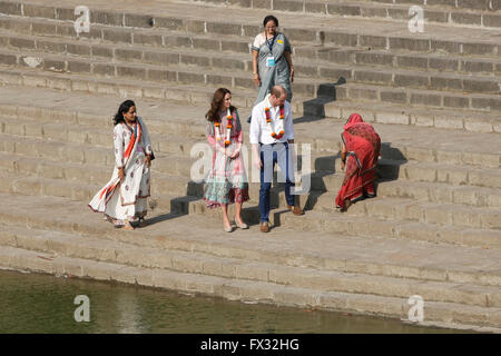 Mumbai, Inde. 10 avril, 2016. Le prince William, duc de Cambridge et Kate Middleton la duchesse de Cambridge visiter Banganga tank d'eau le 10 avril 2016 à Mumbai, Inde. Credit : Chirag Wakaskar/Alamy Live News Banque D'Images