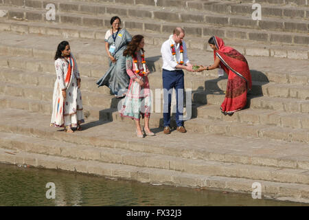 Mumbai, Inde. 10 avril, 2016. Le prince William, duc de Cambridge et Kate Middleton la duchesse de Cambridge visiter Banganga tank d'eau le 10 avril 2016 à Mumbai, Inde. Credit : Chirag Wakaskar/Alamy Live News Banque D'Images