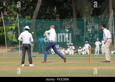 Mumbai, Inde. 10 avril, 2016. Le prince William, duc de Cambridge et Kate Middleton la duchesse de Cambridge visiter Oval Maidan cricket ground le 10 avril 2016 à Mumbai, Inde. Credit : Chirag Wakaskar/Alamy Live News Banque D'Images