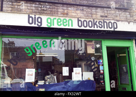 Wood Green, Londres, Royaume-Uni. 10 avril, 2016. Plus de £5 400, a été offerte par les clients à la librairie Big Green à Wood Green, au nord de Londres après le vol 600 € mercredi dernier. Aux côtés de l'argent en ligne, les clients peuvent visiter la librairie à donner de l'argent et acheter plus de livres. La librairie a fonctionné pendant huit ans et va maintenant consacrer une partie de l'argent pour son nouveau système de récompense les écoles, qui a commencé quelques jours avant le voleur. Credit : Dinendra Haria/Alamy Live News Banque D'Images