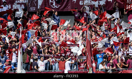 Turin, Italie. 10 avril 2016 : les partisans du Torino FC pendant la série d'un match de football entre Torino FC et l'Atalanta BC au stade olympique de Turin. Credit : Nicolò Campo/Alamy Live News Banque D'Images