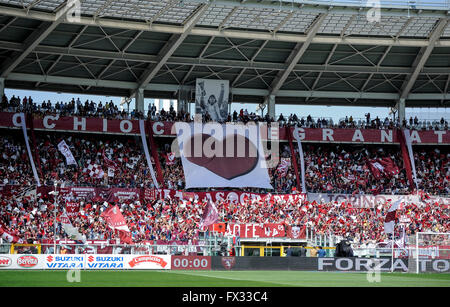 Turin, Italie. 10 avril 2016 : les partisans du Torino FC pendant la série d'un match de football entre Torino FC et l'Atalanta BC au stade olympique de Turin. Credit : Nicolò Campo/Alamy Live News Banque D'Images