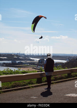 Newcastle Upon Tyne, 10e avril 2016, UK Weather.air Parapente équitation pilotes les thermiques de l'emblématique complexe sur une journée venteuse sur le Port of Tyne à Tynemouth. Credit : James Walsh/Alamy Live News Banque D'Images