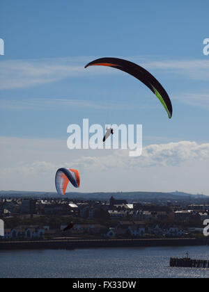 Newcastle Upon Tyne, 10e avril 2016, Uk Weather : pilotes d'air Parapente équitation les thermiques de l'emblématique complexe sur une journée venteuse sur le Port of Tyne à Tynemouth. Credit : James Walsh/Alamy Live News Banque D'Images