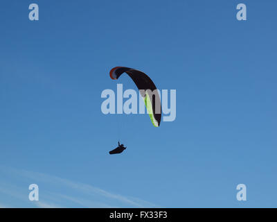 Newcastle sur Tyne, Royaume-Uni 10 avril 2016, la météo. Les pilotes de l'air en parapente équitation les thermiques de l'emblématique complexe sur une journée venteuse sur le Port of Tyne à Tynemouth. Credit : James Walsh/Alamy Live News Banque D'Images