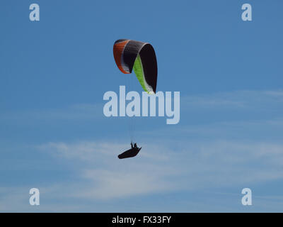 Newcastle sur Tyne, Royaume-Uni 10 avril 2016, la météo. Les pilotes de l'air en parapente équitation les thermiques de l'emblématique complexe sur une journée venteuse sur le Port of Tyne à Tynemouth. Credit : James Walsh/Alamy Live News Banque D'Images