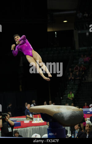 Everett, Washington, USA. Apr 9, 2016. Gymnaste Laurie Hernandez participe au Championnats du Pacifique à Everett, Washington. Melissa J. Perenson/CSM/Alamy Live News Banque D'Images