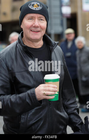 Irvine Welsh Trainspotting auteur repéré avec du café sur sa façon d'un événement de signature de son nouveau livre, Lame Artiste à la Usher Hall, Edinburgh. Banque D'Images