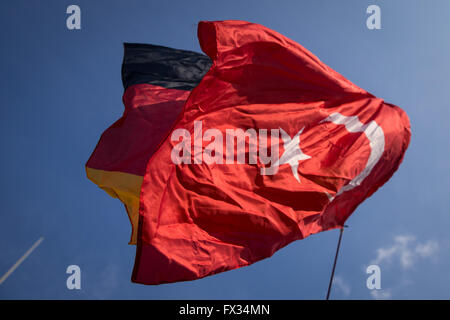 Hambourg, Allemagne. 10 avr, 2016. L'allemand, ou le drapeau national turc sont illustrés lors d'une manifestation tenue par les Turcs intitulée "marche pour la paix en faveur de la Turquie" à Hambourg, Allemagne, 10 avril 2016. Dans le même temps, les opposants à la manifestation se sont réunis pour counterprotests à divers endroits à travers la ville. La police a déployé plusieurs centaines de policiers pour prévenir les émeutes. Photo : CHRISTIAN CHARISIUS/dpa/Alamy Live News Banque D'Images