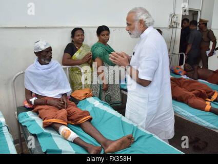 L'État du Kerala, en Inde. 10 avril, 2016. Le Premier Ministre indien Narendra Modi visiter les victimes de l'explosion Puttingal au Temple en convalescence à l'hôpital de district de Kollam, 10 avril 2016 à Kollam, Kerala, Inde. Au moins 100 personnes ont été tuées et 500 blessées après un feu d'artifice a explosé pendant le festival du Nouvel An hindou. Credit : Planetpix/Alamy Live News Banque D'Images