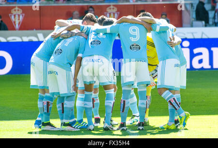 Gijon, Espagne. 10 avril, 2016. Les joueurs de RC Celta de Vigo lors de match de football de l'espagnol "La Liga" entre Real Sporting de Gijón et Real Club Celta de Vigo au stade Molinon, le 10 avril 2016 à Gijon, Espagne. Crédit : David Gato/Alamy Live News Banque D'Images