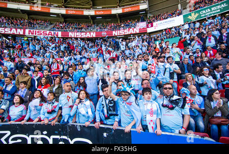 Gijon, Espagne. 10 avril, 2016. Les partisans de RC Celta de Vigo encourager leur équipe lors du match de football "La Liga espagnole' entre Real Sporting de Gijón et Real Club Celta de Vigo au stade Molinon, le 10 avril 2016 à Gijon, Espagne. Crédit : David Gato/Alamy Live News Banque D'Images