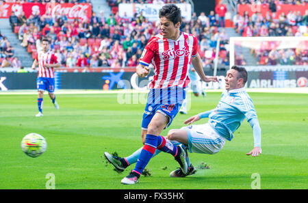 Gijon, Espagne. 10 avril, 2016. Les Zspa Iago (marche avant, RC Celta de Vigo) vole la balle à Jorge simple (defender, Real Sporting de Gijón) lors de match de football de l'espagnol "La Liga" entre Real Sporting de Gijón et Real Club Celta de Vigo au stade Molinon, le 10 avril 2016 à Gijon, Espagne. Crédit : David Gato/Alamy Live News Banque D'Images