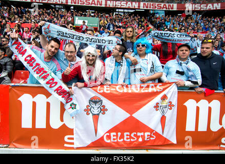 Gijon, Espagne. 10 avril, 2016. Les partisans de RC Celta de Vigo lors de match de football de l'espagnol "La Liga" entre Real Sporting de Gijón et Real Club Celta de Vigo au stade Molinon, le 10 avril 2016 à Gijon, Espagne. Crédit : David Gato/Alamy Live News Banque D'Images