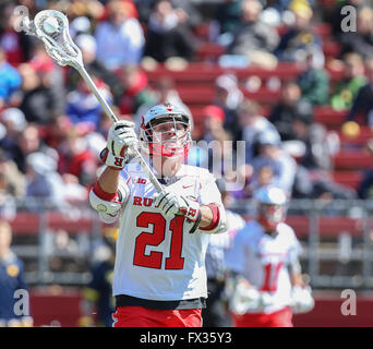 10 avril 2016 : Christian Rutgers Mazzone (21) passe le ballon pendant une partie de crosse NCAA entre le Michigan et le carcajou le Rutgers Scarlet Knights à High Point Solutions Stadium à Piscataway, New Jersey n° 18 Michigan défait Rutgers, 13-6. Mike Langish/Cal Sport Media. Banque D'Images