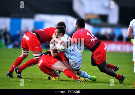 Paris, France. 10 avr, 2016. Champions d'Europe en quart de finale de Rugby. Racing Metro 92 RC par rapport à Toulon. Johannes Goosen (RAC) est abordé de gangs : Action Crédit Plus Sport/Alamy Live News Banque D'Images