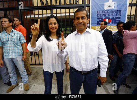 (160410) -- LIMA, 10 avril 2016 (Xinhua) -- Image fournie par la présidence du Pérou montre le président péruvien Ollanta Humala(R, à l'avant) et de la Première Dame Nadine Heredia (L,) avant de réagir après avoir voté dans un bureau de vote à Santiago de Surco, Lima, Pérou, province le 10 avril 2016. Les résultats définitifs de l'élection présidentielle de dimanche au Pérou sera révélé le Lundi, a déclaré Mariano Cucho, chef de l'Office national des processus électoraux. Autour de 23 millions de Péruviens, y compris ceux qui vivent à l'étranger, ont le droit de voter pour le nouveau président du pays, vice-président et 130 c Banque D'Images