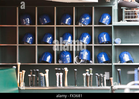 10 avril 2016, San Francisco, CA, USA ; l'équipement des Dodgers de Los Angeles sont stockées avant la MLB baseball match entre les Giants de San Francisco et Les Dodgers de Los Angeles à AT&T Park. Crédit obligatoire : Stan Szeto/CSM Banque D'Images