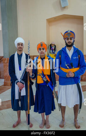 Londres, Royaume-Uni. 10 avril 2016 enfants habillés en costumes traditionnels pour célébrer. Vaisaikhi Des dizaines de milliers de personnes ont pris part à la procession de la Gurdwara Sri Guru Singh Sabha pour célébrer Vaisakhi, fête de la récolte. Credit : Ilyas Ayub/ Alamy Live News Banque D'Images