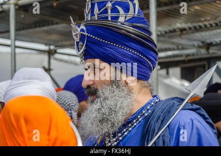 Londres, Royaume-Uni. 10 avril 2016. L'homme habillé en costume traditionnel. Des dizaines de milliers de personnes ont pris part à la procession de la Gurdwara Sri Guru Singh Sabha pour célébrer Vaisakhi, fête de la récolte. Credit : Ilyas Ayub/ Alamy Live News Banque D'Images