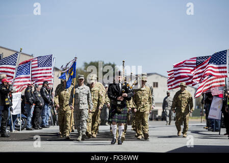 New Castle, Delaware, USA. 10 avr, 2016. Les membres de la California Air National Guard's 166e Airlift Wing mars dans un hangar de la base de la garde de l'air pour un retour aux sources et cérémonie de départ le dimanche après-midi. © © ZUMA/wire/Alamy Live News Banque D'Images