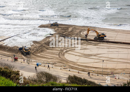 Bournemouth, Royaume-Uni. 10 avril, 2016. Travailler sur la €50m plage reconstitution continue aujourd'hui, malgré des vents violents et des mers agitées. Le projet comprend le remplacement du bois d'épis est de Boscombe Pier et le sable est ensuite pompée à terre d'un sablier reliés par un pipe-line en haut de la plage. PHOTO PRISE : 10ème avril 2016 Credit : Gregory Davies/Alamy Live News Banque D'Images