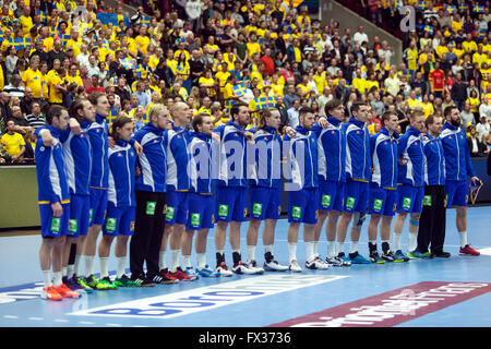 Malmö, Suède, le 10 avril 2016. L'équipe suédoise de line-up avant le match contre l'Espagne au cours de l'IHF 2016 Tournoi de qualification olympique masculin à Malmö Arena. L'Espagne a gagné le match 25 - 23, mais la Suède est qualifié pour les Jeux Olympiques alors que l'Espagne pour la première fois en 40 ans n'a pas qualifié. Credit : OJPHOTOS/Alamy Live News Banque D'Images