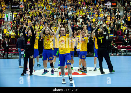 Malmö, Suède, le 10 avril 2016. L'équipe de handball nationale suédoise célébrer qu'ils sont qualifiés pour les Jeux Olympiques après leur match contre l'Espagne au cours de l'IHF 2016 Tournoi de qualification olympique masculin. L'Espagne a gagné le match 25 - 23, mais la Suède est qualifié pour les Jeux Olympiques alors que l'Espagne pour la première fois en 40 ans n'a pas qualifié. Credit : OJPHOTOS/Alamy Live News Banque D'Images