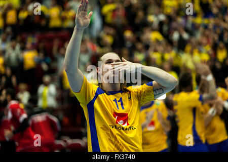 Malmö, Suède, le 10 avril 2016. Lukas Nilsson célèbre que l'équipe est qualifiée pour les Jeux Olympiques après leur match contre l'Espagne au cours de l'IHF 2016 Tournoi de qualification olympique masculin. L'Espagne a gagné le match 25 - 23, mais la Suède est qualifié pour les Jeux Olympiques alors que l'Espagne pour la première fois en 40 ans n'a pas qualifié. Credit : OJPHOTOS/Alamy Live News Banque D'Images