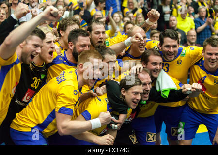 Malmö, Suède, le 10 avril 2016. L'équipe de handball nationale suédoise célébrer qu'ils sont qualifiés pour les Jeux Olympiques après leur match contre l'Espagne au cours de l'IHF 2016 Tournoi de qualification olympique masculin. L'Espagne a gagné le match 25 - 23, mais la Suède est qualifié pour les Jeux Olympiques alors que l'Espagne pour la première fois en 40 ans n'a pas qualifié. Credit : OJPHOTOS/Alamy Live News Banque D'Images