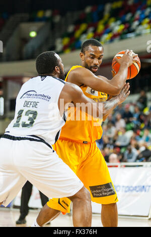 Londres, Royaume-Uni. 10 avril 2016. Les Lions' Demond Watt (21) sur l'attaque d'Aigle avec Darius Defoe (13) essaie de l'arrêter au cours de la London Lions contre Newcastle Groupe Esh Eagles jeu BBL à l'Arène de cuivre dans le parc olympique. Londres - 93 Lions perdre 84 Banque D'Images