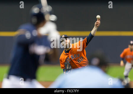 Milwaukee, WI, USA. 10 avr, 2016. Le lanceur partant des Houston Astros Dallas Keuchel # 60 offre un lancer au cours de la partie de baseball de ligue majeure entre les Milwaukee Brewers et les Astros de Houston au Miller Park de Milwaukee, WI. John Fisher/CSM/Alamy Live News Banque D'Images