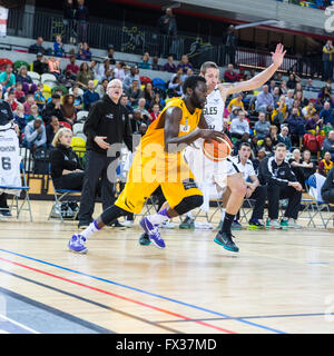 Londres, Royaume-Uni. 10 avril 2016. Le capitaine Joe Lions Ikhinmwin (7) sur l'attaque au cours de la London Lions contre Newcastle Groupe Esh Eagles jeu BBL à l'Arène de cuivre dans le parc olympique. Londres - 93 Lions perdre 84 Banque D'Images