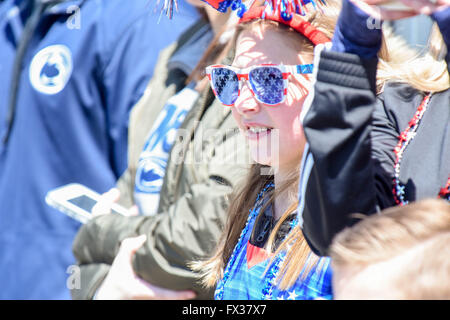 Fans regarder le United States Women's National Soccer Team réchauffer avant leur match contre la Colombie-Britannique © Don Mennig/Alamy Live News Banque D'Images