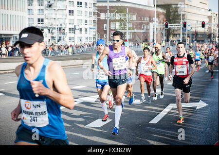 Rotterdam, aux Pays-Bas. 10 avr, 2016. Les participants courent sur le pont Erasme de Rotterdam pendant la Marathon, Marius Kipserem kenyan a remporté la course dans son meilleur temps de 2 heures, 06 minutes et 10 secondes de chant le gagnant de l'an dernier Salomon Deksisa éthiopien. Dans le concours de la femme, l'Asefa Sutume Kebede sortit rapidement, couvrant les 5 premiers km en 16:53, une augmentation massive de 46 secondes d'avance sur ses poursuivants et le 2:18 rythme. Mais la catastrophe le chef après 30km lorsqu'elle a reçu un coup avec croix. Credit : Romy Arroyo Fernandez/Alamy Live News Banque D'Images