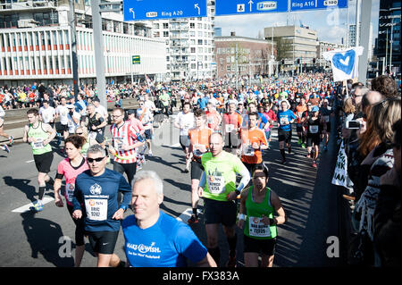 Rotterdam, aux Pays-Bas. 10 avr, 2016. Les participants courent sur le pont Erasme de Rotterdam pendant la Marathon, Marius Kipserem kenyan a remporté la course dans son meilleur temps de 2 heures, 06 minutes et 10 secondes de chant le gagnant de l'an dernier Salomon Deksisa éthiopien. Dans le concours de la femme, l'Asefa Sutume Kebede sortit rapidement, couvrant les 5 premiers km en 16:53, une augmentation massive de 46 secondes d'avance sur ses poursuivants et le 2:18 rythme. Mais la catastrophe le chef après 30km lorsqu'elle a reçu un coup avec croix. Credit : Romy Arroyo Fernandez/Alamy Live News Banque D'Images