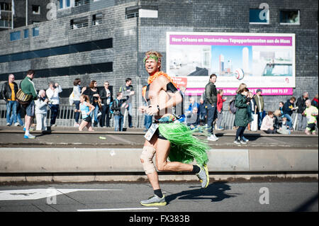 Rotterdam, aux Pays-Bas. 10 avr, 2016. Les participants courent sur le pont Erasme de Rotterdam pendant la Marathon, Marius Kipserem kenyan a remporté la course dans son meilleur temps de 2 heures, 06 minutes et 10 secondes de chant le gagnant de l'an dernier Salomon Deksisa éthiopien. Dans le concours de la femme, l'Asefa Sutume Kebede sortit rapidement, couvrant les 5 premiers km en 16:53, une augmentation massive de 46 secondes d'avance sur ses poursuivants et le 2:18 rythme. Mais la catastrophe le chef après 30km lorsqu'elle a reçu un coup avec croix. Credit : Romy Arroyo Fernandez/Alamy Live News Banque D'Images