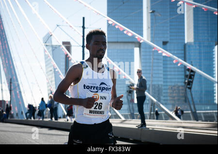 Rotterdam, aux Pays-Bas. 10 avr, 2016. Les participants courent sur le pont Erasme de Rotterdam pendant la Marathon, Marius Kipserem kenyan a remporté la course dans son meilleur temps de 2 heures, 06 minutes et 10 secondes de chant le gagnant de l'an dernier Salomon Deksisa éthiopien. Dans le concours de la femme, l'Asefa Sutume Kebede sortit rapidement, couvrant les 5 premiers km en 16:53, une augmentation massive de 46 secondes d'avance sur ses poursuivants et le 2:18 rythme. Mais la catastrophe le chef après 30km lorsqu'elle a reçu un coup avec croix. Credit : Romy Arroyo Fernandez/Alamy Live News Banque D'Images