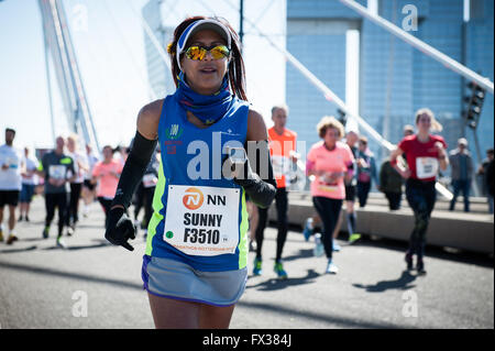 Rotterdam, aux Pays-Bas. 10 avr, 2016. Les participants courent sur le pont Erasme de Rotterdam pendant la Marathon, Marius Kipserem kenyan a remporté la course dans son meilleur temps de 2 heures, 06 minutes et 10 secondes de chant le gagnant de l'an dernier Salomon Deksisa éthiopien. Dans le concours de la femme, l'Asefa Sutume Kebede sortit rapidement, couvrant les 5 premiers km en 16:53, une augmentation massive de 46 secondes d'avance sur ses poursuivants et le 2:18 rythme. Mais la catastrophe le chef après 30km lorsqu'elle a reçu un coup avec croix. Credit : Romy Arroyo Fernandez/Alamy Live News Banque D'Images