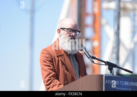 New York City, United States. 10 avr, 2016. Micheal Stipe, ancien chanteur de REM & Sanders, présente le candidat. Le candidat démocrate Bernie Sanders abordées partisans sur la promenade de Coney Island, le partage d'observations avant de s'arrêter à cause de Nathan célèbre pour un hot-dog Crédit : Andy Katz/Pacific Press/Alamy Live News Banque D'Images