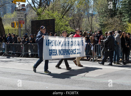 Armenian américains marchant avec une bannière dans le New York 2016 Parade Grec Banque D'Images