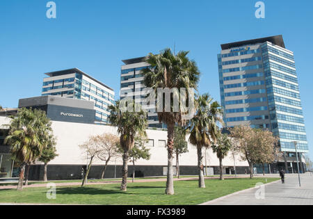 Sanofi immeuble de bureaux sur la droite dans la région de Diagonal Mar Forum,Zone Portuaire de Barcelone, Catalogne, Espagne, Europe. Banque D'Images