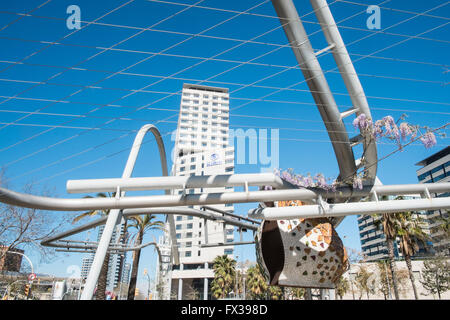 Des structures tubulaires dans le Parc Diagonal Mar, Barcelone, Espagne Banque D'Images