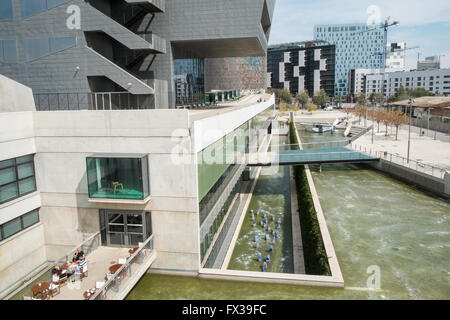 À l'arrière, arrière du Design Museum, le Museu del Disseny de Barcelona à Barcelone, gloires,,Catalogne,Espagne.Piscines et avion Banque D'Images