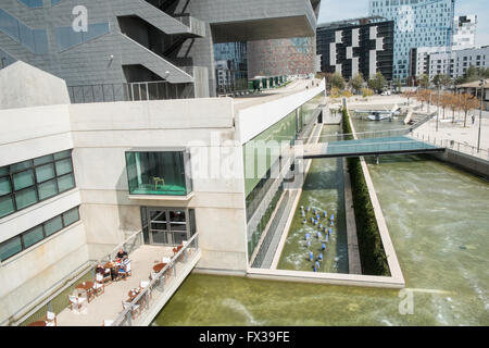 À l'arrière, arrière du Design Museum, le Museu del Disseny de Barcelona à Barcelone, gloires,,Catalogne,Espagne.Piscines et avion Banque D'Images