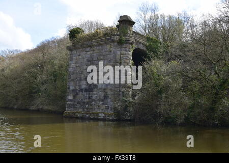 Ruiné base de la Victorian ancien pont ferroviaire sur la rivière Severn à Purton, South Gloucestershire. Banque D'Images