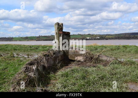 Une photo d'un navire échoué sur la barge à Purton grave yard. Banque D'Images