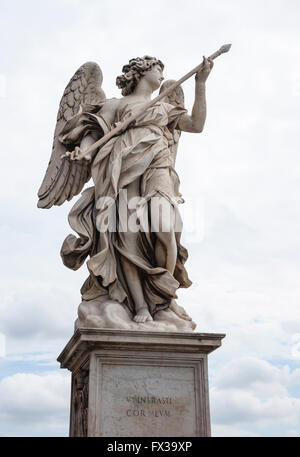 Ange avec la lance statue sur le Ponte Sant'Angelo (Saint Angelo Bridge) à Rome Banque D'Images