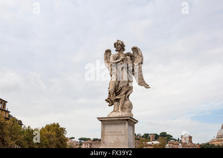 Ange à la Couronne d'Épines statue sur le Ponte Sant'Angelo à Rome, Italie Banque D'Images